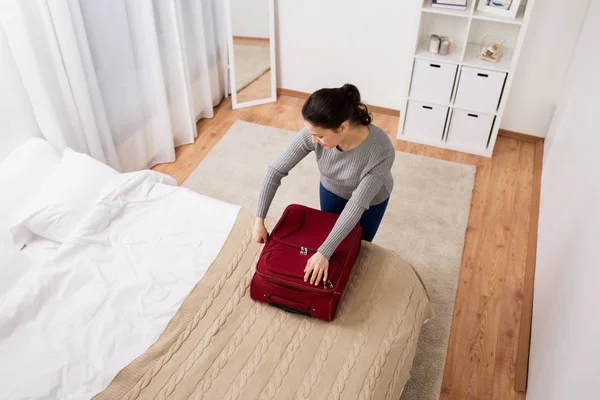 Femme sac de voyage à la maison ou chambre d'hôtel — Photo