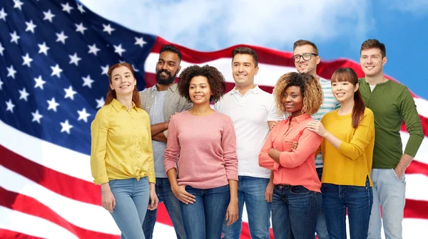 Internationale Gruppe von Menschen über amerikanischer Flagge — Stockfoto