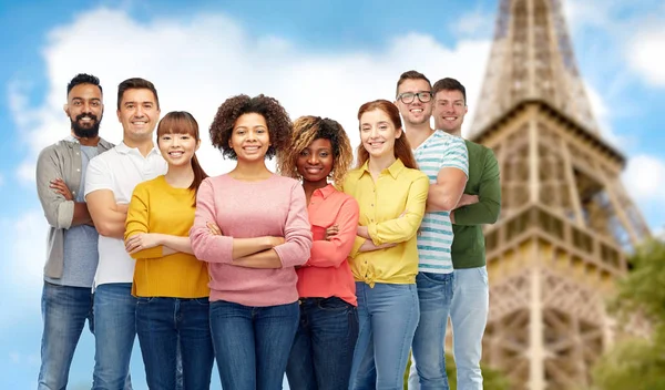 Grupo internacional de personas sobre la torre eiffel —  Fotos de Stock