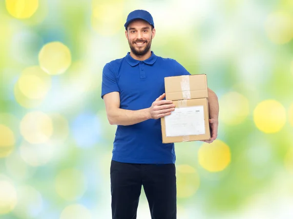 Hombre entrega feliz con cajas de paquete — Foto de Stock