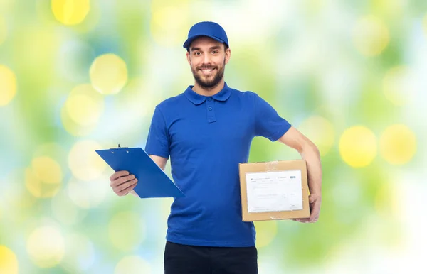 Hombre entrega feliz con caja de paquete y portapapeles — Foto de Stock