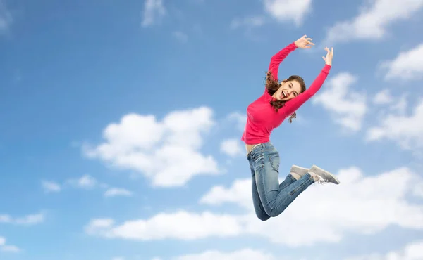 Gelukkig jong vrouw springen in de lucht of dansen — Stockfoto