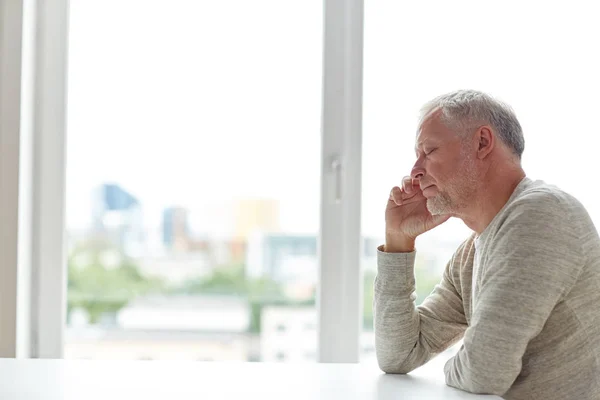 Gros plan sur la pensée des seniors — Photo