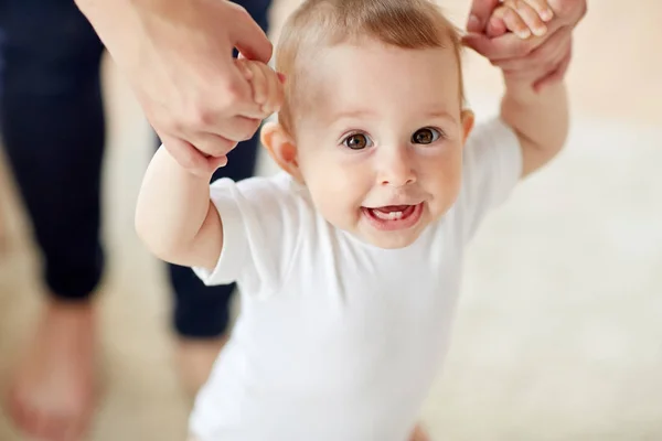 Glückliches Baby, das mit Hilfe der Mutter laufen lernt — Stockfoto