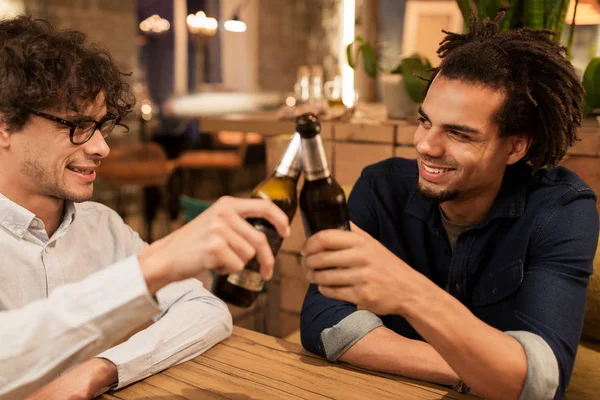 Ευτυχισμένος αρσενικούς φίλους πίνοντας μπύρα στο μπαρ ή παμπ Φωτογραφία Αρχείου