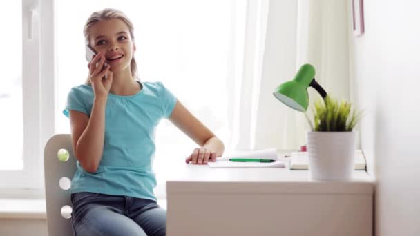 Chica sonriente llamando en el teléfono inteligente en casa — Vídeos de Stock