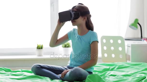 Fille heureuse dans un casque vr ou des lunettes 3D à la maison — Video