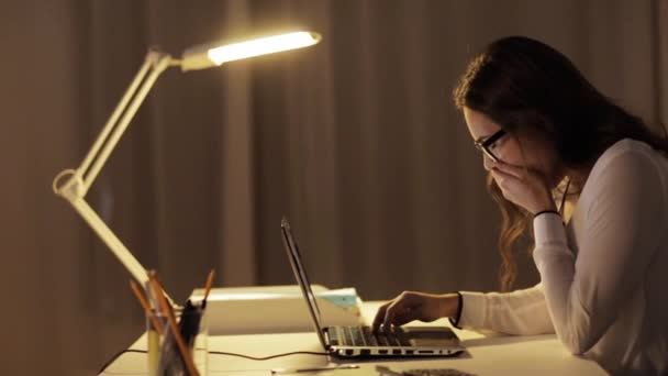 Unavená žena v brýlích s přenosným počítačem v kanceláři noci — Stock video