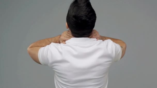 Несчастный человек страдает от боли в шее — стоковое видео