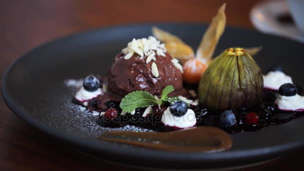 Шоколадный десерт на тарелке — стоковое видео