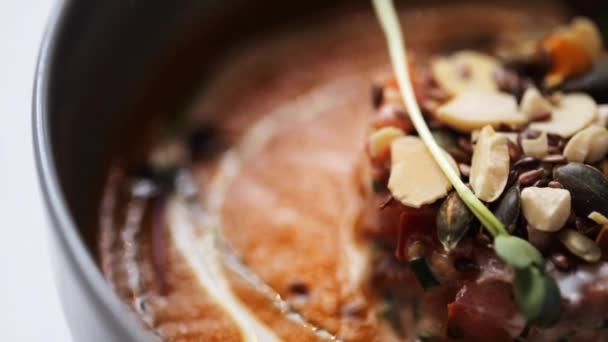 Nahaufnahme von Gemüsekürbis-Ingwer-Suppe in Schüssel — Stockvideo