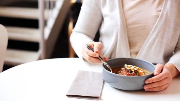 Mujer comiendo sopa de crema de calabaza en el restaurante — Vídeos de Stock