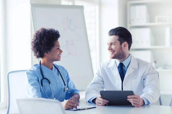 Deux heureux médecins réunis au bureau de l'hôpital — Photo