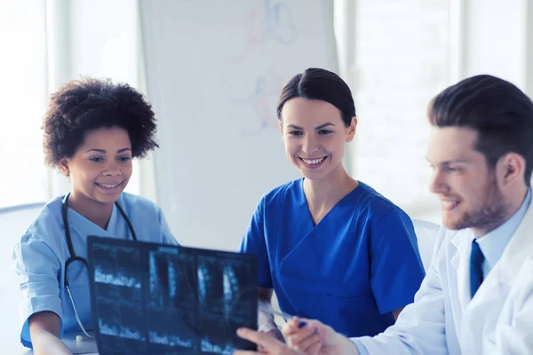 Groupe de médecins heureux discutant de l'image radiographique — Photo