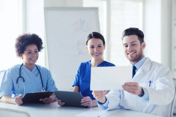 Grupp glada läkare på sjukhuset office — Stockfoto
