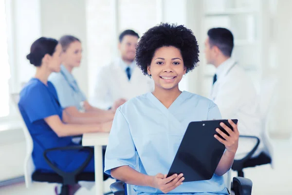 Gelukkig arts over groep van dokters in ziekenhuis — Stockfoto