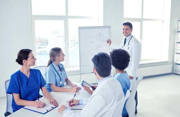 Gruppo di medici su presentazione in ospedale — Foto Stock