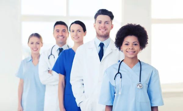 Группа счастливых врачей в больнице — стоковое фото