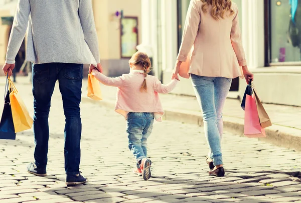 Close-up da família com a criança compras na cidade — Fotografia de Stock