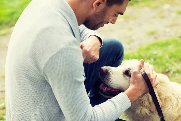 Gros plan de l'homme avec chien labrador à l'extérieur — Photo