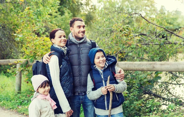 Glückliche Familie mit Rucksäcken wandern — Stockfoto