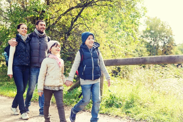 Família feliz com mochilas caminhadas na floresta — Fotografia de Stock