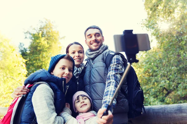 Familj med ryggsäckar med selfie och vandring — Stockfoto