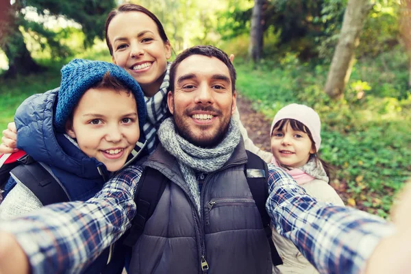 Família com mochilas tomando selfie e caminhadas — Fotografia de Stock