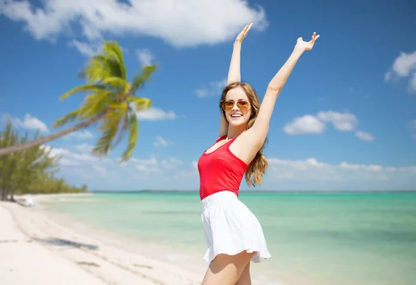 Mujer joven feliz en gafas de sol en la playa de verano — Foto de Stock