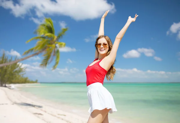 Glückliche junge Frau mit Sonnenbrille am Sommerstrand — Stockfoto