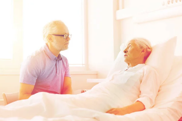 Встреча пожилых пар в больнице — стоковое фото