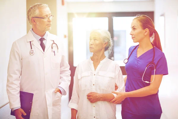 Dokters en senior patiënt vrouw in ziekenhuis — Stockfoto