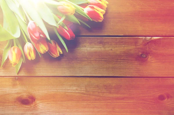 Primer plano de flores de tulipán en mesa de madera —  Fotos de Stock