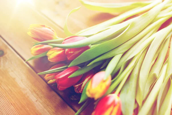 Primer plano de flores de tulipán en mesa de madera — Foto de Stock