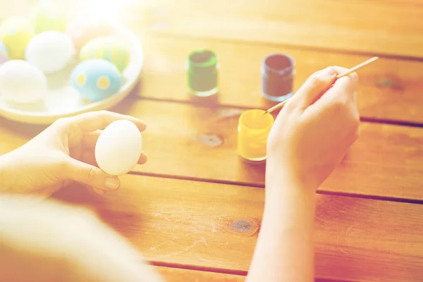 Close up of woman coloring easter eggs — Stock Photo, Image