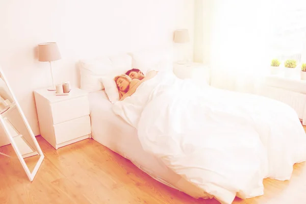 행복 한 부부 가집에서 자고 있다 — 스톡 사진