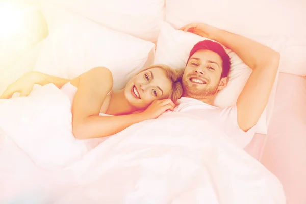 幸福的夫妇，躺在家里的床上 — 图库照片