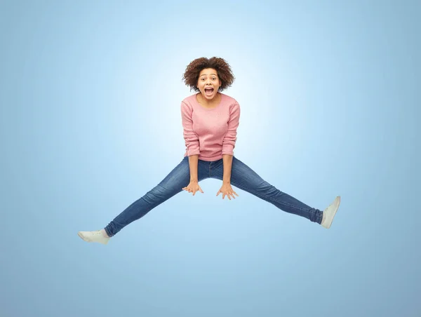 Felice donna africana americana saltando sopra bianco — Foto Stock