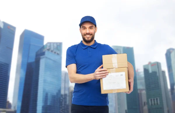 Hombre entrega feliz con cajas de paquete — Foto de Stock