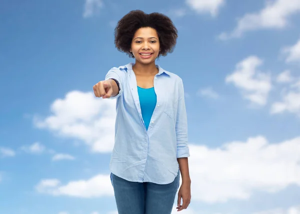 Glückliche afrikanische Frau zeigt mit dem Finger auf dich — Stockfoto