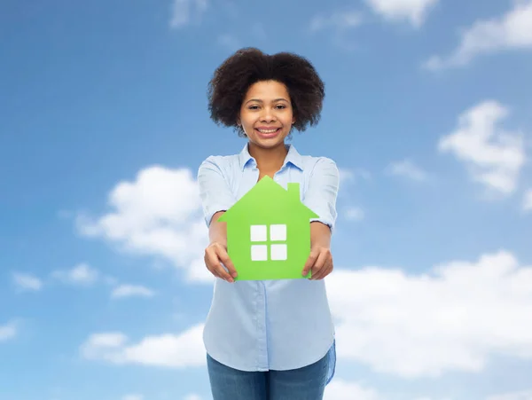 Mujer afroamericana feliz con icono de casa verde —  Fotos de Stock