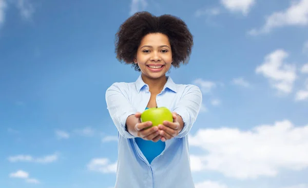 Mujer afroamericana feliz con manzana verde —  Fotos de Stock