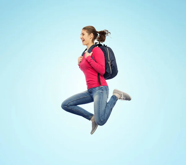 Mulher feliz ou estudante com salto mochila — Fotografia de Stock