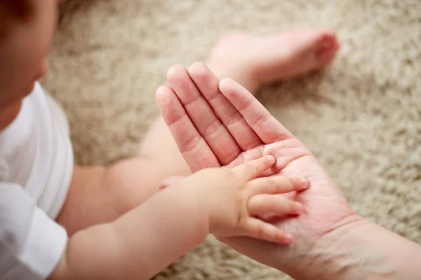 Close up of little baby and mother hands — Stock Photo, Image