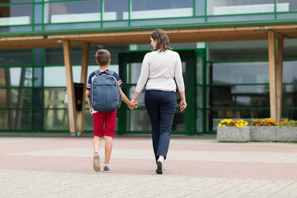 Elementary student chłopiec z matką do szkoły — Zdjęcie stockowe