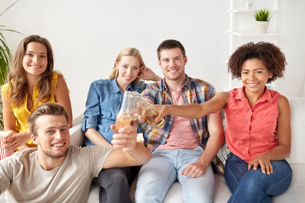 Amigos felices con palomitas de maíz y cerveza en casa — Foto de Stock