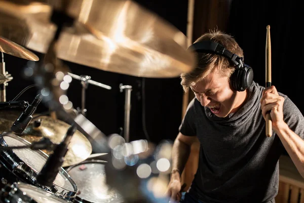 Músico masculino tocando tambores y platillos en el concierto —  Fotos de Stock