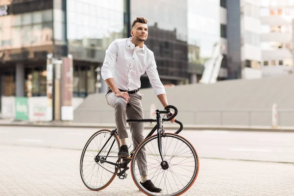 Hombre con bicicleta y auriculares en la calle de la ciudad — Foto de Stock