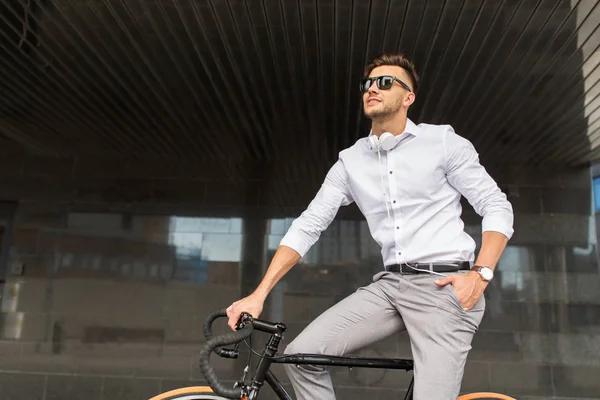 Człowiek z roweru i słuchawki na ulicy miasta — Zdjęcie stockowe