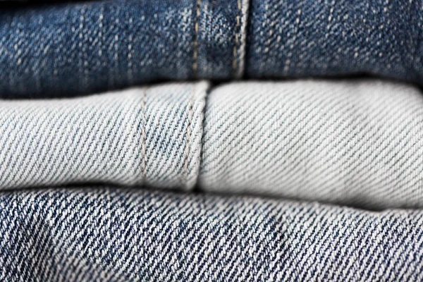 Κοντινό πλάνο σωρό ρούχα ή τζιν τζιν — Φωτογραφία Αρχείου